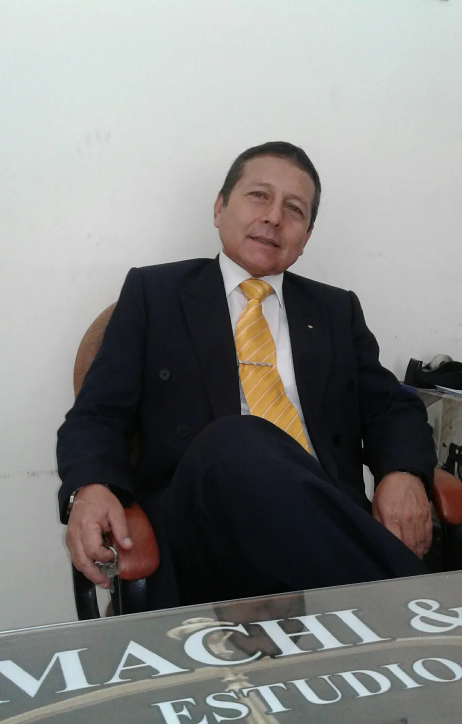 Dr. Rodolfo Pablo Lulimachi Egúsquiza en su despacho